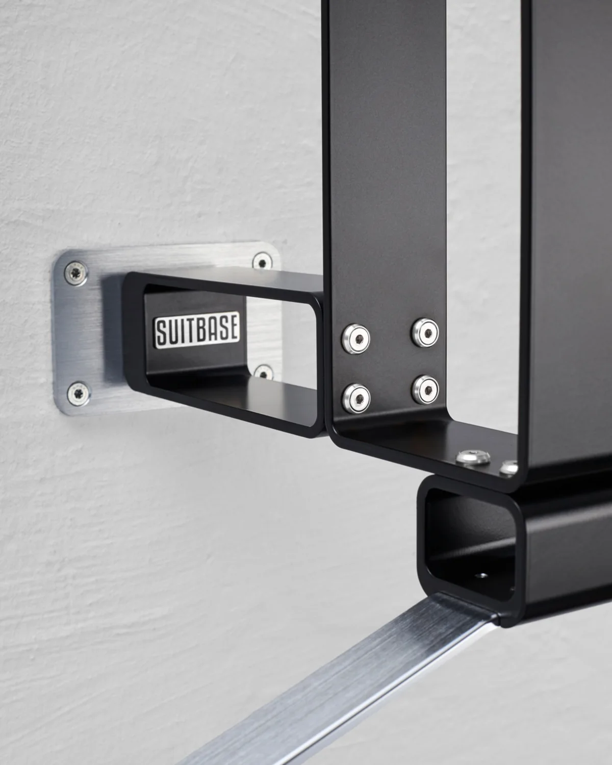 PRO V4 Black: pulverbeschichteter Rahmen, sichtbar verschraubt