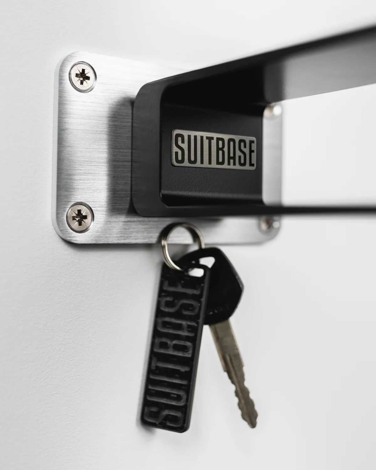 Wandplatte aus gebürstetem Aluminium mit Schlüssel